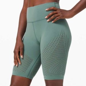 Pre-Owen Lululemon Reveal Short Digital Rain